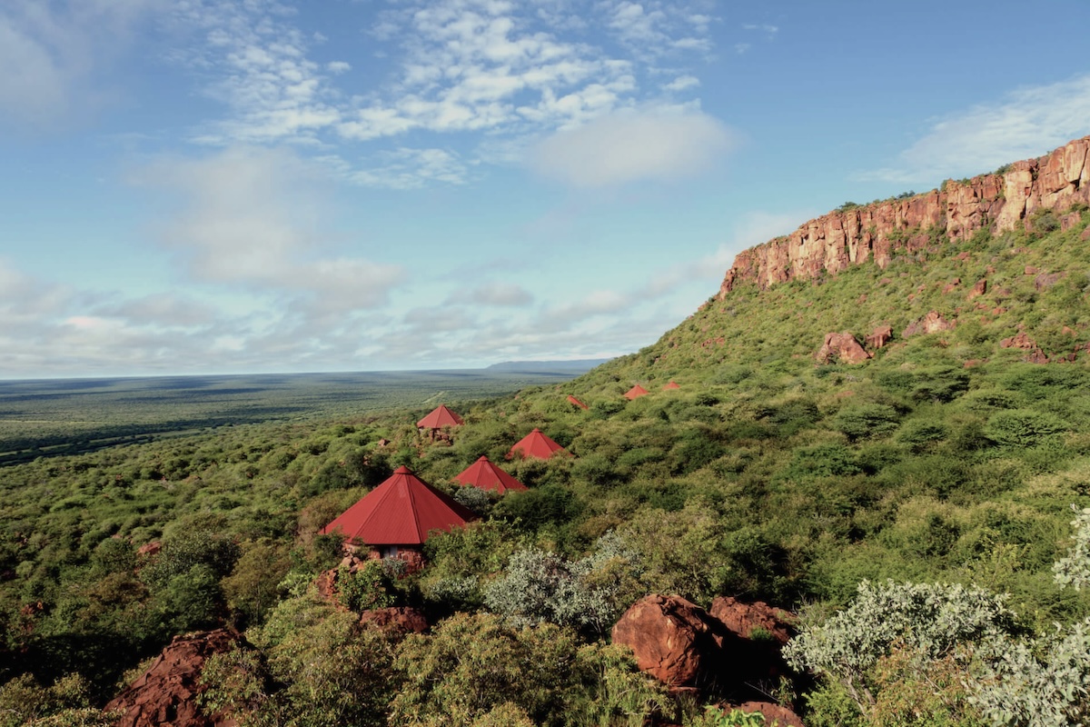 chalets-waterberg- plateau-lodge-namibia Waterberg Plateau Lodge mit Chalets und Blick in die Weite Namibias auf einer privat geführten Namibia Rundreise