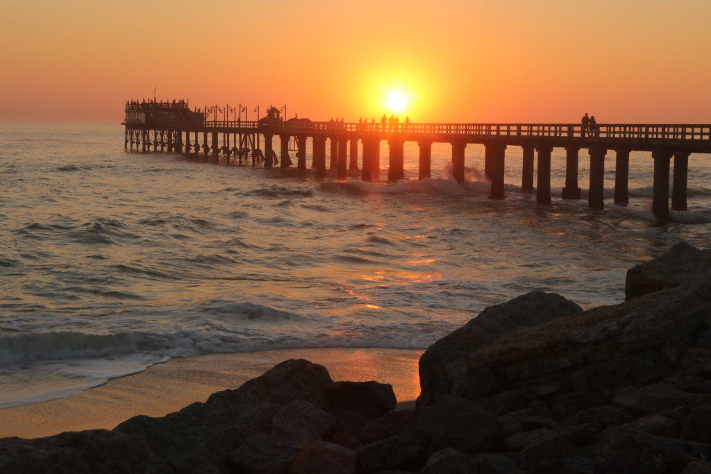 jetty-swakopmund-atlantik-namibia Jetty in Swakopmund bei Sonnenuntergang am Atlantik in Namibia