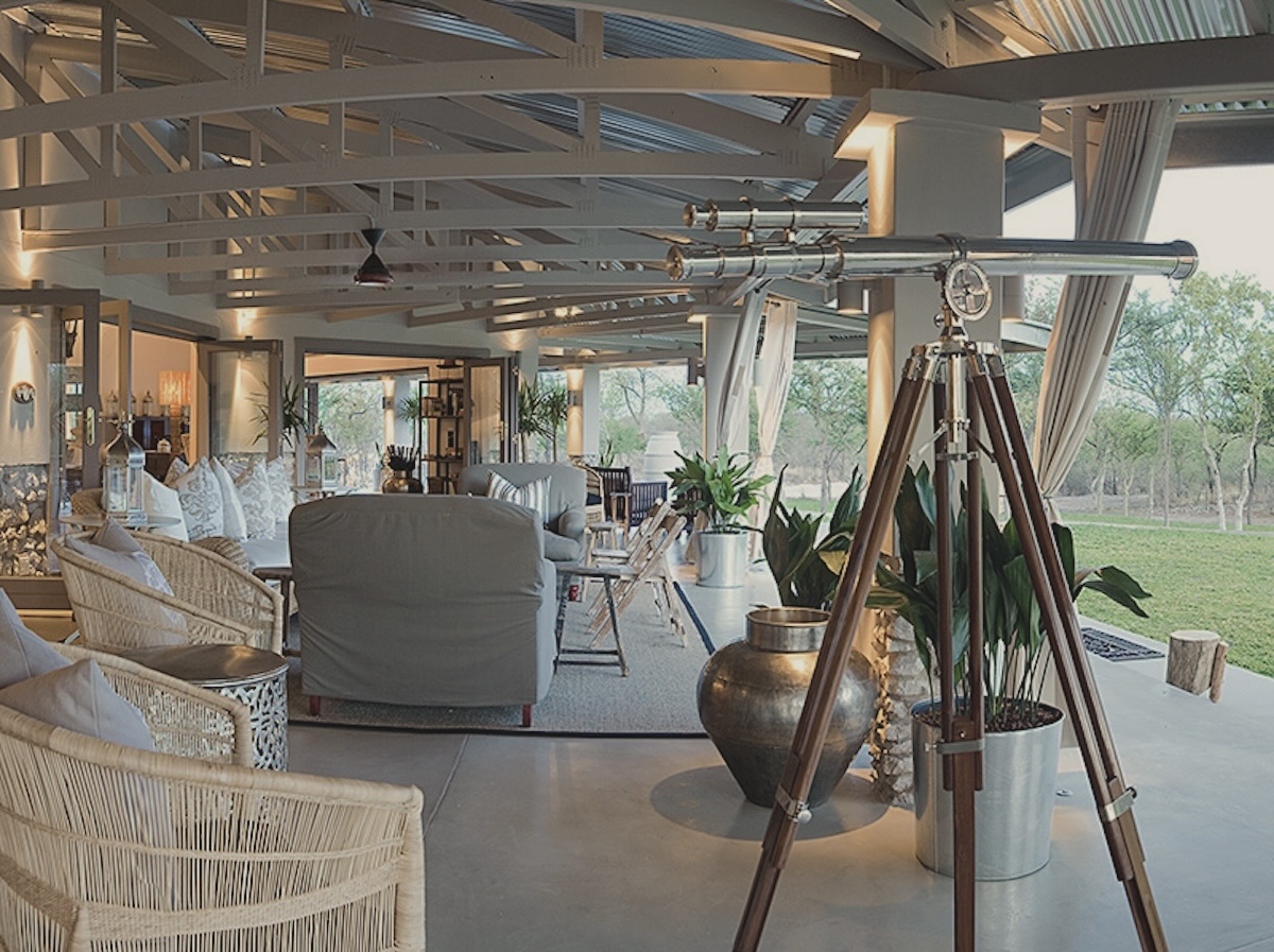 lounge-mushara-outpost-etosha-namibia Lounge bei Mushara Outpost nahe dem Etosha Nationalpark auf einer privat geführten Namibia Reise